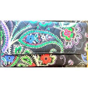VERA BRADLEY Zip Bifold  Wallet Black with Flowers & Paisley